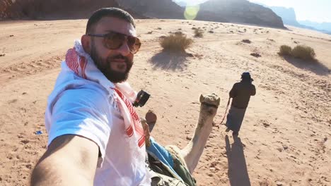 Montando-Un-Dromedario-Por-El-Desierto-De-Wadi-Rum