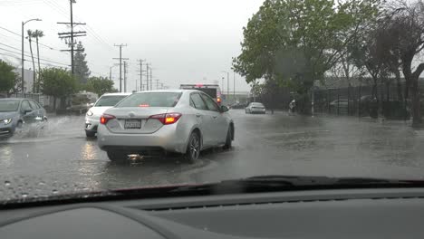 Fahren-Durch-überflutete-Straßen-Hd