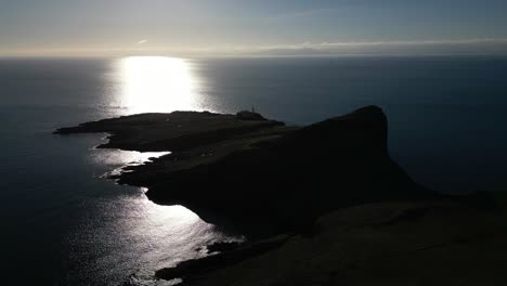 Leuchtturm-Auf-Der-Halbinsel-An-Einem-Sonnigen-Tag-Am-Neist-Point,-Isle-Of-Skye,-Schottland