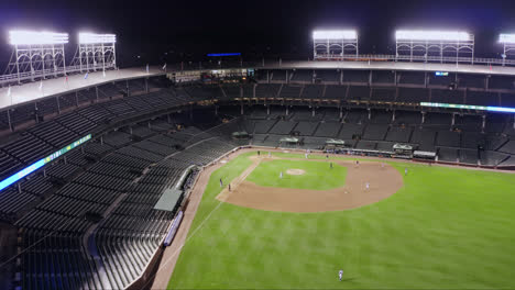 Jugadores-Corriendo-Las-Bases-Después-De-Un-Golpe-De-Bola-Durante-El-Juego-En-El-Campo-Wrigley-Entre-Cachorros-Y-Gemelos