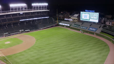 Increíble-Toma-Aérea-Sobre-El-Campo-Wrigley-Después-De-Que-Los-Cachorros-De-Chicago-Ganan