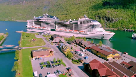 Crucero-Gigante-Amarrado-En-El-Aurlandsfjord-En-Noruega