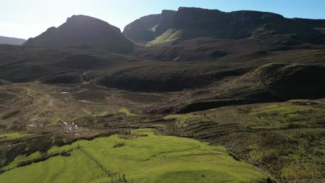 Volando-Lento-Sobre-Exuberantes-Páramos-Hacia-Quiraing-Formaciones-Rocosas-En-La-Isla-Trotternish-Ridge-De-Skye-Escocia