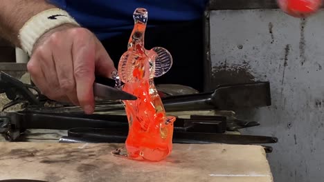 Talentierter-Handwerker,-Der-Glaselefanten-In-Der-Glasfabrik-Murano,-Venedig,-Italien-Herstellt