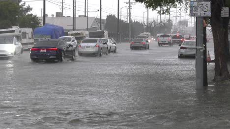 Los-Coches-Intentan-Conducir-En-Carreteras-Inundadas