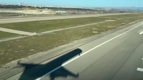Vista-De-Un-Piloto:-Aterrizaje-Con-La-Silueta-Del-Jet-Sobre-La-Pista