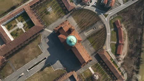 Von-Oben-Nach-Unten-Aufgenommene-Drohnenaufnahmen-Der-Atemberaubenden-Region-Lombardei-Fangen-Die-Schönheit-Von-Santuario-Di-Caravaggio-Aus-Einer-Rotierenden-Perspektive-Ein