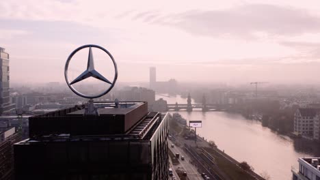 Emblema-Icónico-De-La-Sede-De-Mercedes-benz-En-La-Orilla-Del-Río-Spree,-Berlín,-Alemania