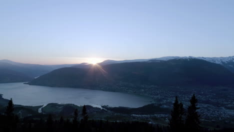 Sonnenuntergang-über-Den-Hohen-Bergen-An-Einem-Fjord-In-Norwegen
