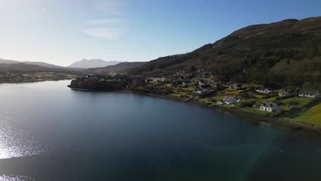 Blick-Von-Oben-Auf-Die-Schottische-Küste-Mit-Der-Hochlandstraße-Nach-Portree,-Isle-Of-Skye,-Schottland