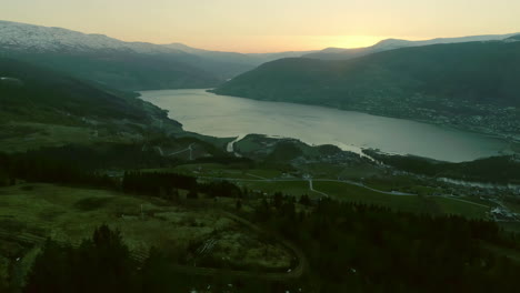 Bunter-Himmel-über-Den-Bergen-Am-Aurlandsfjord-In-Norwegen-Bei-Sonnenuntergang