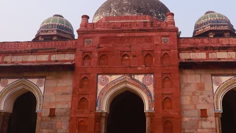 Außenansicht-Des-Bara-Batashewala-Mahal-Des-Humayun-Grabes-Am-Nebligen-Morgen-Aus-Einer-Einzigartigen-Perspektive