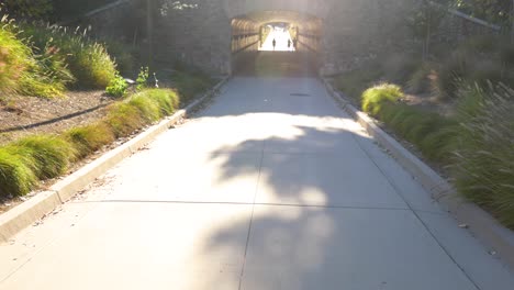 Gente-Caminando-Por-El-Túnel-Del-Sendero-De-Espacio-Abierto-De-Jeffrey