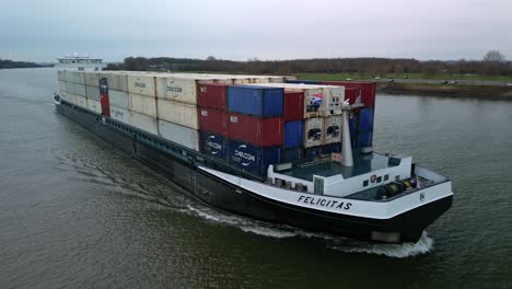 Frachtschiff-Felicitas-Navigiert-Durch-Den-Hafen-Von-Rotterdam,-In-Der-Nähe-Von-Zwijndrecht