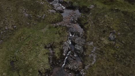 Imágenes-Aéreas-De-Drones-De-4k-Vista-De-Arriba-Hacia-Abajo-De-Cascadas-En-Las-Tierras-Altas-Escocesas-Cerca-De-Glencoe,-Escocia,-Reino-Unido