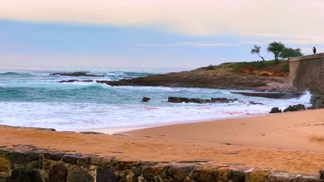 Strand-Von-Carcavelos,-Portugal-Surfen-#Surfen-#Surfen-Wunderschöner-Sand-Und-Wellen-Unter-Einem-Blauen-Bewölkten-Himmel