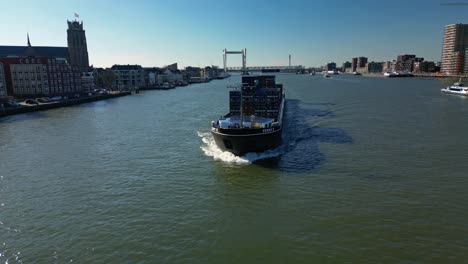Frachtschiff-Fenny-II-Segelt-Durch-Die-Stadt-Dordrecht,-Niederlande,-Luftaufnahme