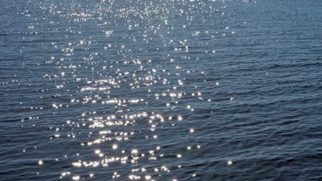 Die-Oberfläche-Des-Sees-Bei-Leichtem-Wind-Mit-Der-Reflexion-Der-Sonnenblendung