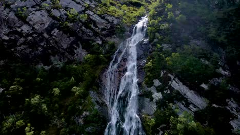 4K-Drohnenaufnahmen-Aus-Der-Luft,-Die-Einen-Hohen-Wasserfall-Im-Schottischen-Hochland-In-Schottland-Herauszoomen