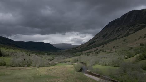 4K-Luftdrohnenaufnahmen-Von-Offenen-Feldern-Und-Bergen-Im-Schottischen-Hochland-Mit-Stürmischem-Himmel
