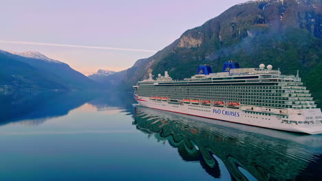 Kreuzfahrtschiff-Segelt-Nach-Sonnenuntergang-In-Einem-Fjord-In-Norwegen