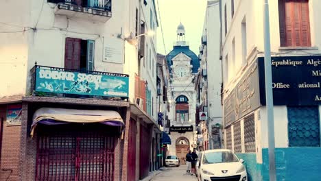 Scenes-of-daily-life-in-Constantine,-including-people-going-about-their-daily-routines,-shopping-in-the-markets,-and-gathering-in-public-spaces