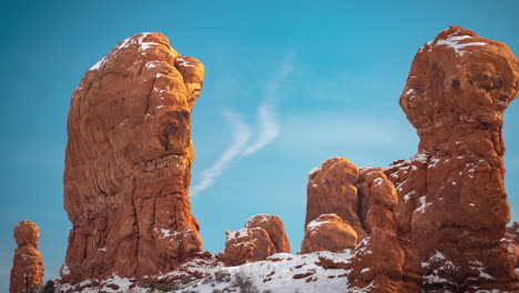 Arches-Nationalpark,-Utah,-USA,-Zeitraffer-Von-Wolken,-Die-Sich-An-Einem-Sonnigen-Wintertag-über-Hoodoo-Felsformationen-Bewegen