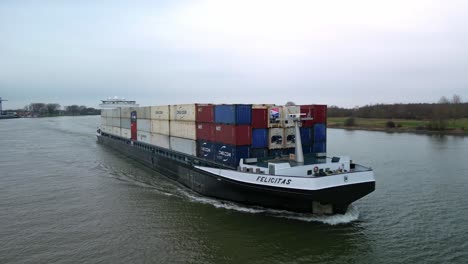 Leistung-Eines-Containerschiffs,-Das-Durch-Den-Dordrecht-Frachtkanal-Fährt