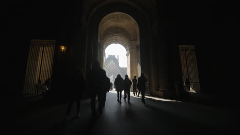 Silhouette-Menschen-Touristen-Zu-Fuß-In-Richtung-Der-Berühmten-Louvre-Pyramide