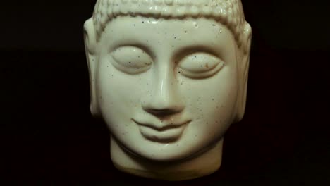 Mindfulness-Estatua-De-Buda-Ecológica-Aislada-Con-Fondo-Negro-Desde-Un-ángulo-Diferente