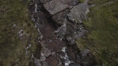 Imágenes-Aéreas-De-Drones-De-4k-Vista-De-Arriba-Hacia-Abajo-Sobre-Cascadas-De-Arroyos-En-Las-Tierras-Altas-Escocesas-Glencoe-Escocia