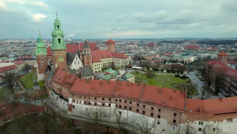 Langsame-Aufnahme-über-Den-Mauern-Des-Königsschlosses-Wawel-In-Krakau,-Polen-Bewegt-Sich-Vorwärts,-Festung-Im-Stadtzentrum-Mit-Der-Altstadt-Und-Krakauer-Skyline,-Luftaufnahme