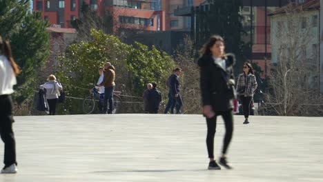 Menschen,-Die-Aus-Verschiedenen-Richtungen-Auf-Dem-Hauptplatz-Der-Hauptstadt-Tirana-In-Albanien-Laufen