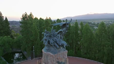 Toma-Cinematográfica-De-Las-Estatuas-En-El-Ejército-De-Los-Andes-En-Mendoza,-Argentina