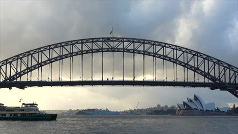 Eine-Fähre-Und-Ein-Zug-Fahren-Gleichzeitig-über-Den-Hafen-Von-Sydney,-Australien