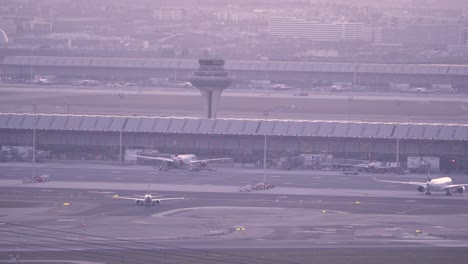 Blick-Auf-Den-Kontrollturm-Des-Internationalen-Flughafens-Madrid-Bei-Sonnenuntergang-Vor-Hellem-Hellorangefarbenem-Schein