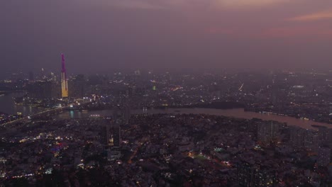 Luftaufnahme-Von-Ho-Chi-Minh-Stadt-Und-Dem-Saigon-Fluss-In-Der-Dämmerung-Mit-Umgebungs--Und-Kunstlicht