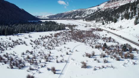 Drone-aerial-view-of-people-Nordic-skiing-on-a-trail-in-Telluride,-Colorado
