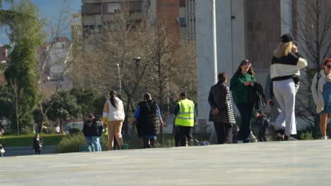 Menschen,-Die-An-Einem-Sonnigen-Frühlingstag-Auf-Dem-Hauptplatz-Der-Hauptstadt-Tirana-Herumlaufen