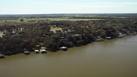 Drone-view-of-waterfront-homes-in-Granbury,-Texas