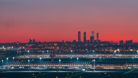 Zeitraffer-Skyline-Türme-Von-Madrid-Und-Silhouette-Des-Flughafens-Barajas-Bei-Farbenprächtigem-Sonnenuntergang
