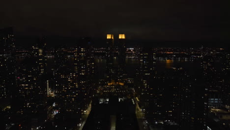 Vista-Aérea-Que-Sube-Hacia-El-Condominio-Rushmore-Iluminado,-En-El-Lado-Oeste-Superior,-Ny