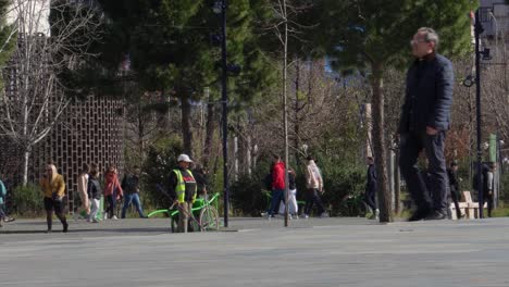 Plaza-De-La-Ciudad-Llena-De-Gente-Caminando-Desde-Diferentes-Direcciones-En-El-Centro-De-La-Ciudad-De-Tirana,-Albania