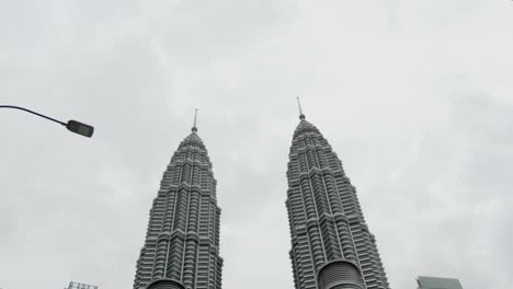 Tiro-Inclinado-De-Las-Torres-Gemelas-Torres-Gemelas-Petronas-Kuala-Lumpur-Malasia-Día-Nublado