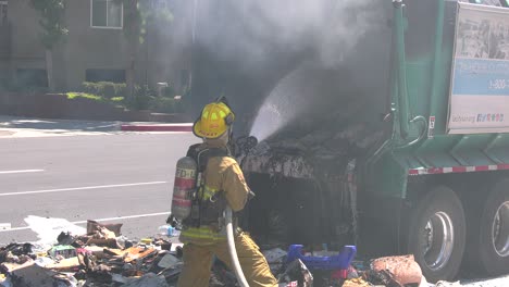 Feuerwehrleute-Löschten-Den-Brand-Eines-Müllwagens