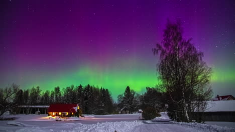 Wunderschöne,-Magische-Aufnahmen-Der-Grünen-Tanzenden-Nordlichter-Vor-Einem-Violetten-Himmel-über-Einer-Winterlandschaft