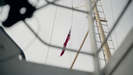 Un-Ferry-Caledonian-Macbrayne-Enarbola-La-Bandera-De-Su-Empresa