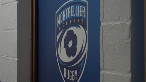 Montpellier-Hérault-Rugby-Logo-Auf-Der-Tür-Des-Umkleideraums
