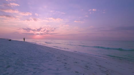 Zeitraffer-Sonnenaufgang-Voller-Wolken-Am-Himmel-Am-Sandstrand,-Smaragdgrünen-Gewässern-Der-Golfküste,-Florida