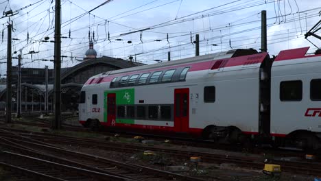 Tren-Regional-Entrando-En-La-Estación-Central-De-Colonia,-Alemania,-4k